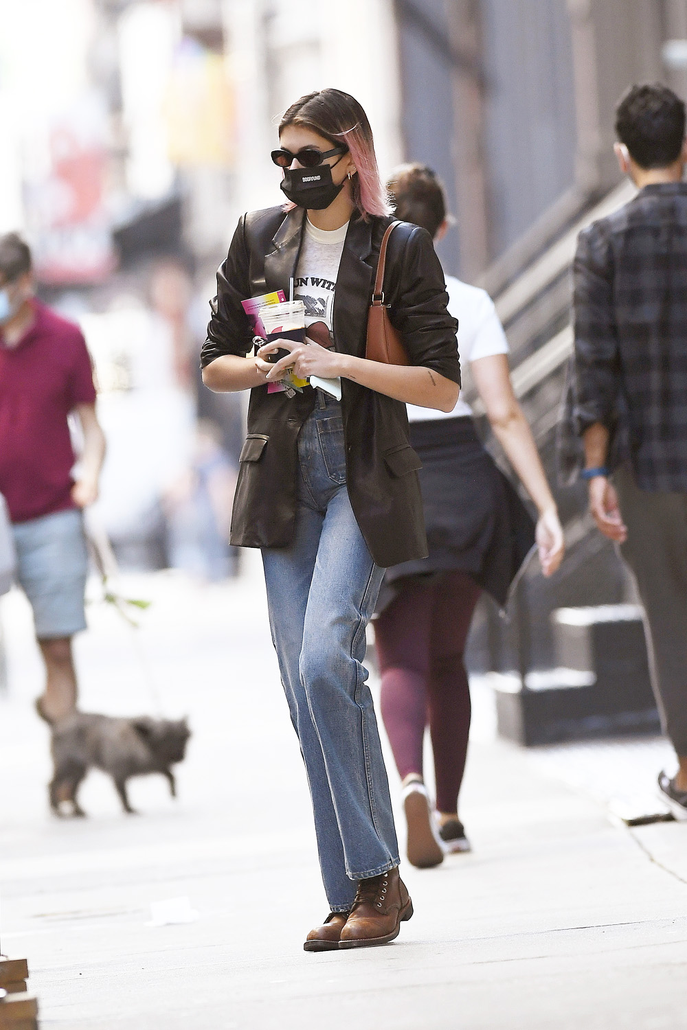 Kaia Gerber is photographed leaving her New York City apartment heading to do a Photoshoot holding a book and Ice-Coffee.

Pictured: Kaia Gerber
Ref: SPL5186535 120920 NON-EXCLUSIVE
Picture by: Elder Ordonez / SplashNews.com

Splash News and Pictures
USA: +1 310-525-5808
London: +44 (0)20 8126 1009
Berlin: +49 175 3764 166
photodesk@splashnews.com

World Rights, No Poland Rights, No Portugal Rights, No Russia Rights