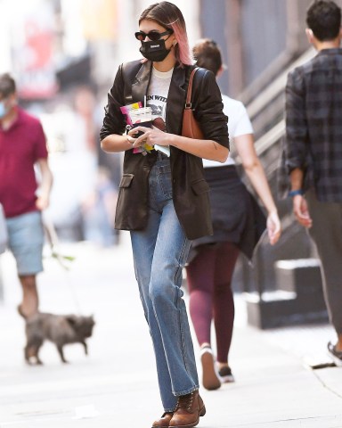 Kaia Gerber is photographed leaving her New York City apartment heading to do a Photoshoot holding a book and Ice-Coffee.

Pictured: Kaia Gerber
Ref: SPL5186535 120920 NON-EXCLUSIVE
Picture by: Elder Ordonez / SplashNews.com

Splash News and Pictures
USA: +1 310-525-5808
London: +44 (0)20 8126 1009
Berlin: +49 175 3764 166
photodesk@splashnews.com

World Rights, No Poland Rights, No Portugal Rights, No Russia Rights