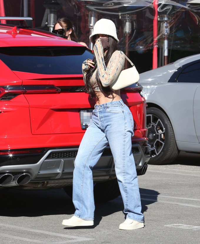 Kylie Jenner wears mid-rise baggy jeans.