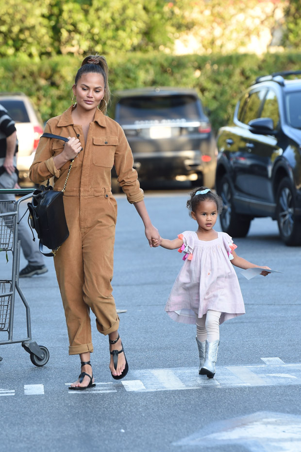 Chrissy Teigen and her daughter Luna go grocery shopping at Bristol Farms in Beverly Hills. The 34 year old model is wearing brown/beige overalls. 13 Jan 2020 Pictured: Chrissy Teigen And Luna. Photo credit: Photographer Group/MEGA TheMegaAgency.com +1 888 505 6342 (Mega Agency TagID: MEGA584489_001.jpg) [Photo via Mega Agency]