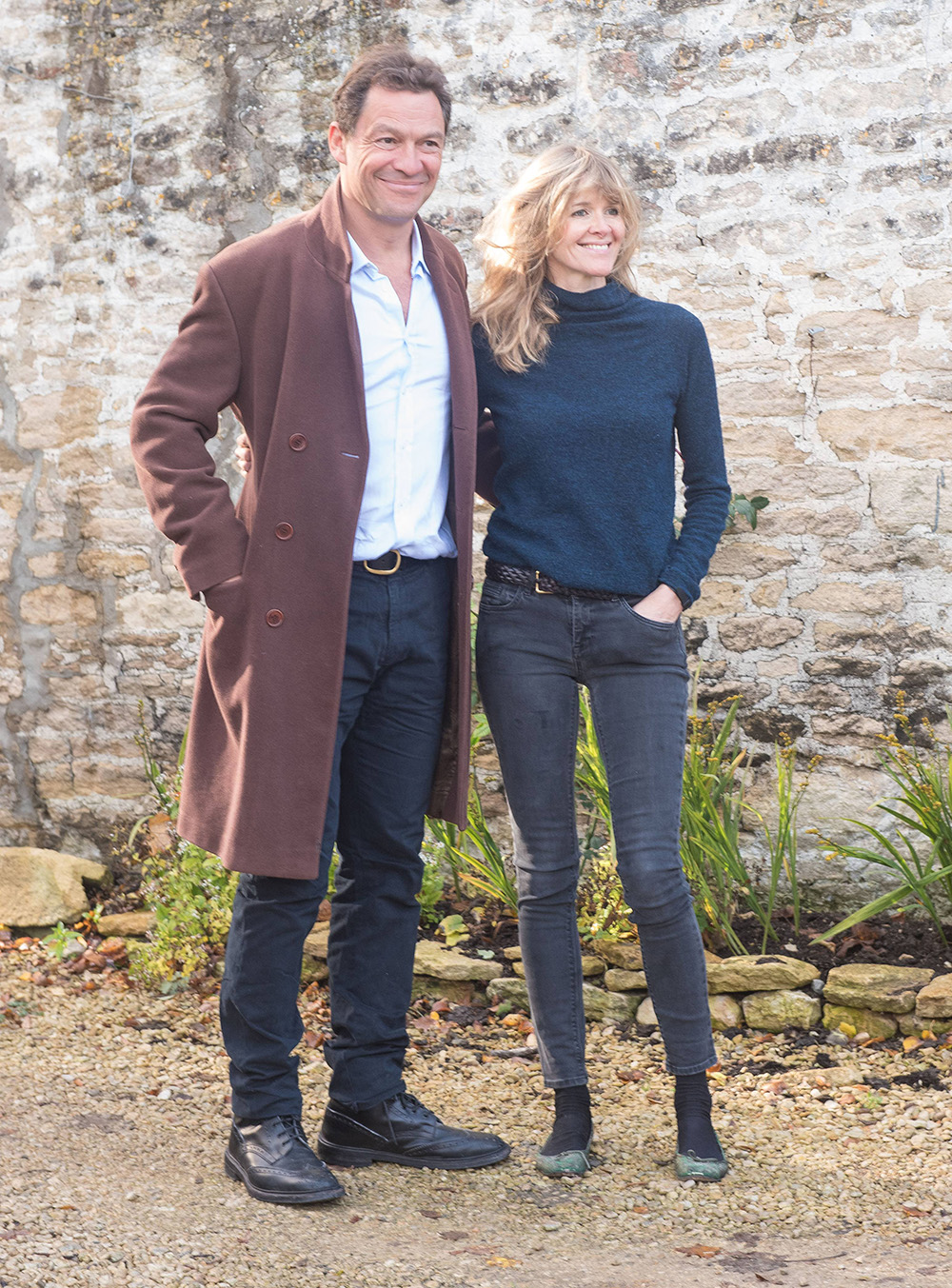 Dominic West and wife Catherine FitzGerald make a statement to press outside their Cotswolds home after Dominic was seen kissing actress Lily James whilst in Rome. They also handed out a piece of paper stating that their marriage is strong and they are very much together. 13 Oct 2020 Pictured: Dominic West and wife Catherine FitzGerald make a statement to press outside their Cotswolds home after Dominic was seen kissing actress Lily James whilst in Rome. Photo credit: GlosPics/ MEGA TheMegaAgency.com +1 888 505 6342 (Mega Agency TagID: MEGA707339_007.jpg) [Photo via Mega Agency]