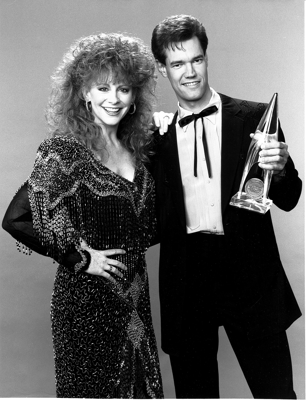 THE 24th ANNUAL COUNTRY MUSIC ASSOCIATION AWARDS, from left, hosts Reba McEntire, Randy Travis,