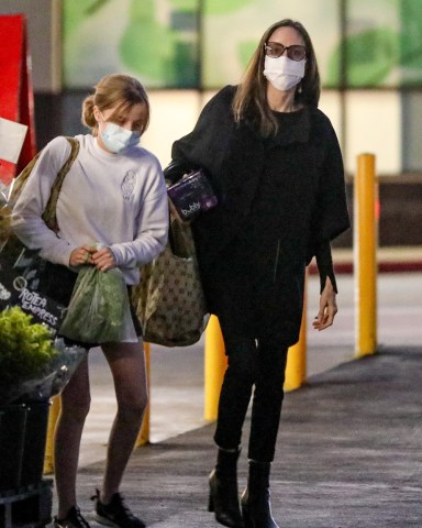 *EXCLUSIVE* Beverly Hills, CA  - Angelina Jolie and her daughter Shiloh go shopping for groceries at Bristol Farms. The actress is seen carrying a box of Bubly Sparkling Water while her daughter is seen carrying a plastic bag with fresh herbs.

Pictured: Angelina Jolie, Shiloh Jolie-Pitt

BACKGRID USA 11 JANUARY 2022 

USA: +1 310 798 9111 / usasales@backgrid.com

UK: +44 208 344 2007 / uksales@backgrid.com

*UK Clients - Pictures Containing Children
Please Pixelate Face Prior To Publication*