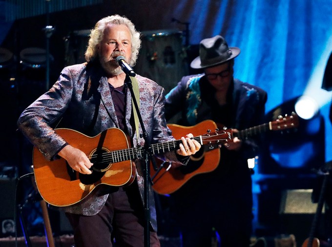 Robert Earl Keen Performs