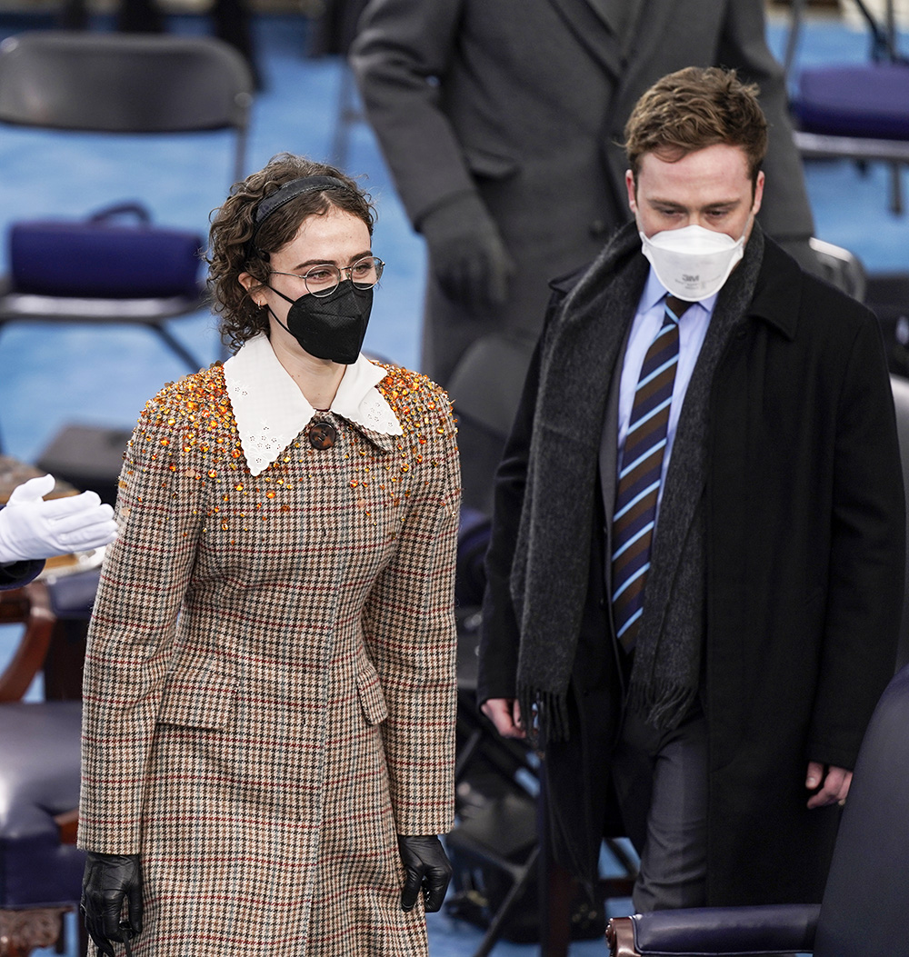 Washington, DC - January 20: Ella(C) and Cole Emhoff(R), the son and daughter of Vice President Kamala Harris' husband Doug Emhoff, are directed to their seats during the 59th presidential inauguration in Washington, D.C. on Wednesday, Jan. 20, 2021. (Kent Nishimura / Los Angeles Times/Polaris) Europa Press 01/20/2021 (Europa Press via AP)