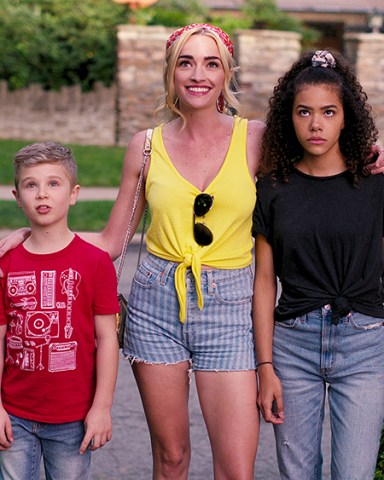 GINNY & GEORGIA (L to R) DIESEL LA TORRACA as AUSTIN, BRIANNE HOWEY as GEORGIA, and ANTONIA GENTRY as GINNY in episode 101 of GINNY & GEORGIA Cr. COURTESY OF NETFLIX © 2020