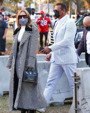 Tampa, FL  - *EXCLUSIVE*  - Jennifer Lopez and Alex Rodriguez look classy as they are seen arriving at the Super Bowl in Tampa.

Pictured: Jennifer Lopez, Alex Rodriguez

BACKGRID USA 7 FEBRUARY 2021 

BYLINE MUST READ: Maciel / BACKGRID

USA: +1 310 798 9111 / usasales@backgrid.com

UK: +44 208 344 2007 / uksales@backgrid.com

*UK Clients - Pictures Containing Children
Please Pixelate Face Prior To Publication*