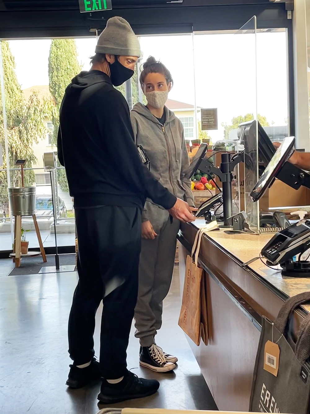 Santa Monica, CA  - *EXCLUSIVE* Fresh-faced Shailene Woodley and Aaron Rodgers go shopping at Erewhon Market in Santa Monica.

Pictured: Shailene Woodley, Aaron Rodgers

BACKGRID USA 10 MAY 2021 

BYLINE MUST READ: Poersch / BACKGRID

USA: +1 310 798 9111 / usasales@backgrid.com

UK: +44 208 344 2007 / uksales@backgrid.com

*UK Clients - Pictures Containing Children
Please Pixelate Face Prior To Publication*