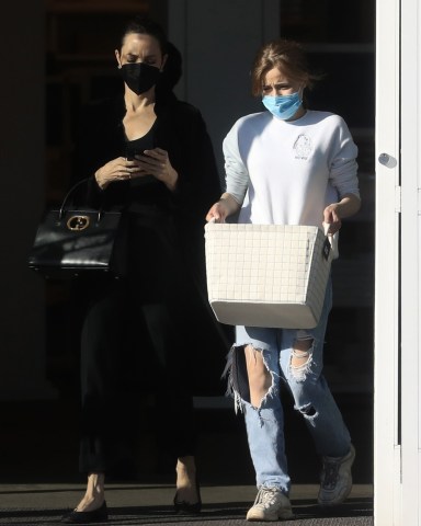 West Hollywood, CA  - *EXCLUSIVE*  - Actress Angelina Jolie was spotted busy on the phone while leaving the container store at The Grove with her daughter, Shiloh Jolie-Pitt, who did most of the lifting.

Pictured: Angelina Jolie, Shiloh Jolie-Pitt 

BACKGRID USA 11 MARCH 2022 

BYLINE MUST READ: BACKGRID

USA: +1 310 798 9111 / usasales@backgrid.com

UK: +44 208 344 2007 / uksales@backgrid.com

*UK Clients - Pictures Containing Children
Please Pixelate Face Prior To Publication*