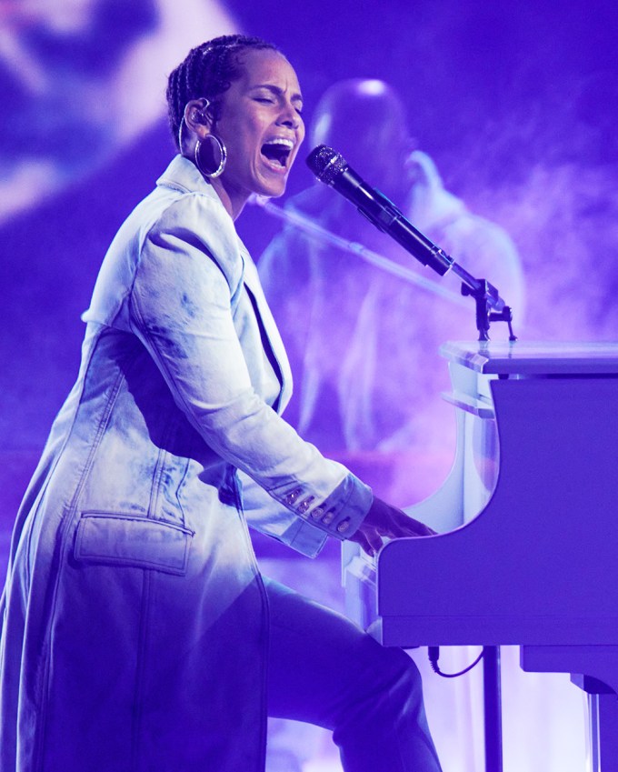 Alicia Keys Sings