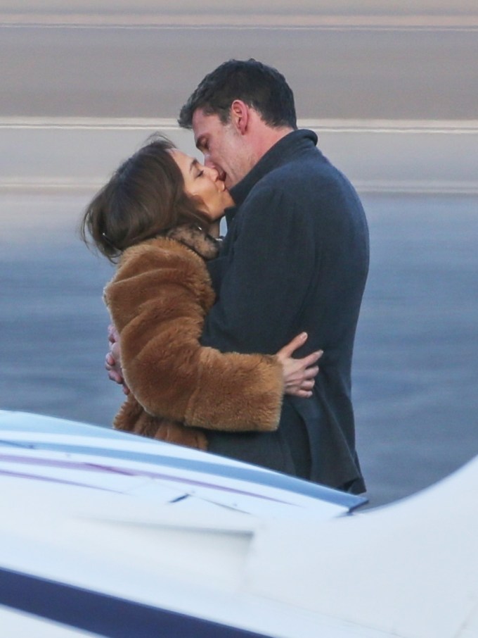 Ben Affleck & Jennifer Lopez Kissing