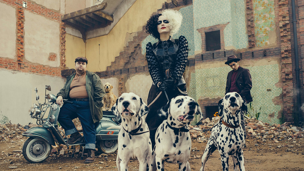 CRUELLA, from left: Paul Walter Hauser, Emma Stone as Cruella de Vil, Joel Fry, 2021. © Disney+ / Courtesy Everett Collection