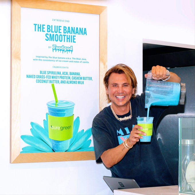 Jonathan Cheban makes his “Blue Banana Smoothie”