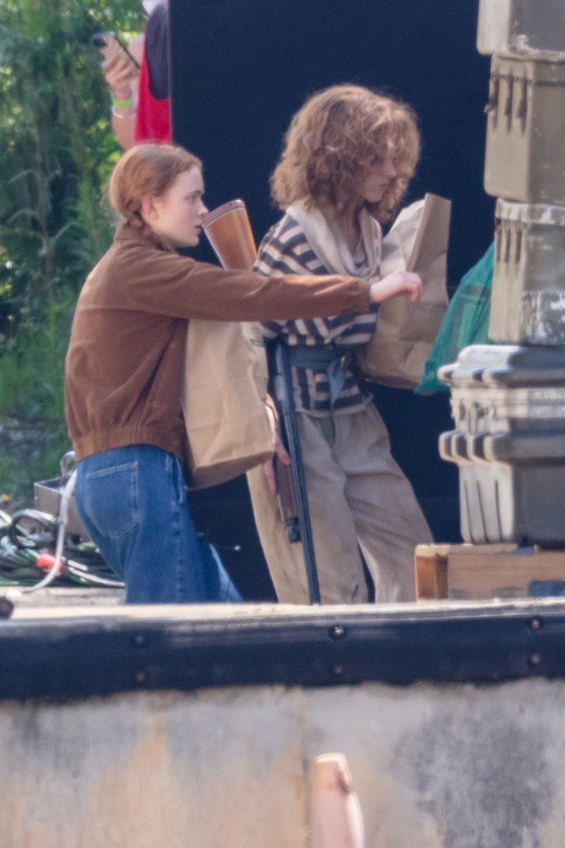 Sadie Sink and Natalia Dyer