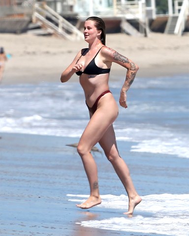 Ireland Baldwin at the beach with friends

Pictured: Ireland Baldwin
Ref: SPL5177948 170720 NON-EXCLUSIVE
Picture by: ENT / SplashNews.com

Splash News and Pictures
USA: +1 310-525-5808
London: +44 (0)20 8126 1009
Berlin: +49 175 3764 166
photodesk@splashnews.com

World Rights, No France Rights, No Italy Rights, No Japan Rights