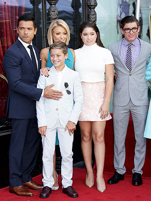 Mark Consuelos & Kelly Ripa with their children