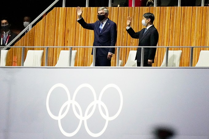 Thomas Bach & Emperor Naruhito waving