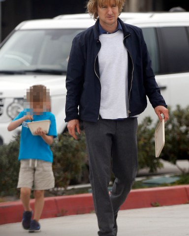 Owen Wilson and his son Robert are seen in Malibu, CA.

Pictured: Robert wilson,Owen Wilson,Robert wilson
Owen Wilson
Ref: SPL1434665 050217 NON-EXCLUSIVE
Picture by: SplashNews.com

Splash News and Pictures
USA: +1 310-525-5808
London: +44 (0)20 8126 1009
Berlin: +49 175 3764 166
photodesk@splashnews.com

World Rights