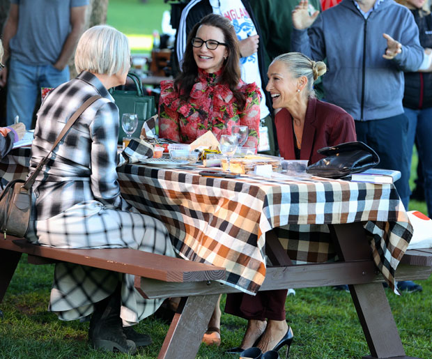 SJP, Cynthia Nixon & Kristin Davis Film In A Park