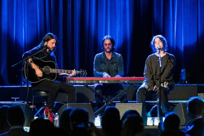 Dave Grohl & Violet Perform