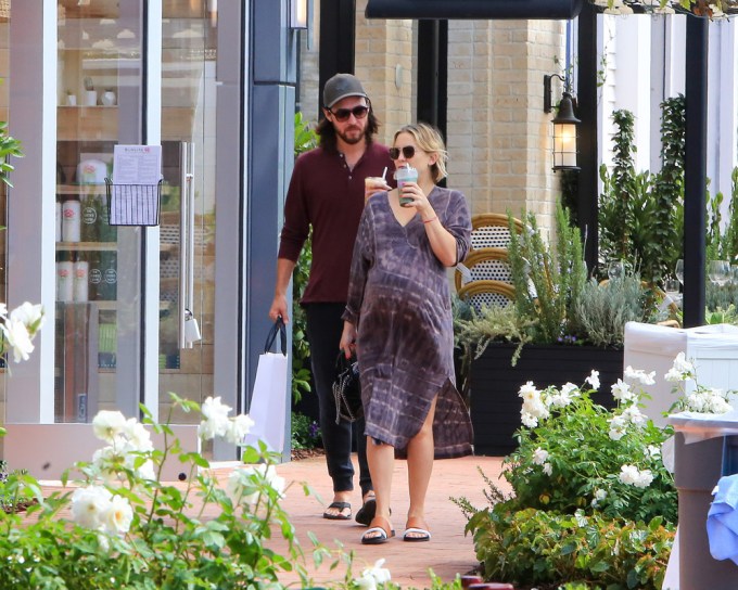 Kate Hudson & Danny Fujikawa getting drinks