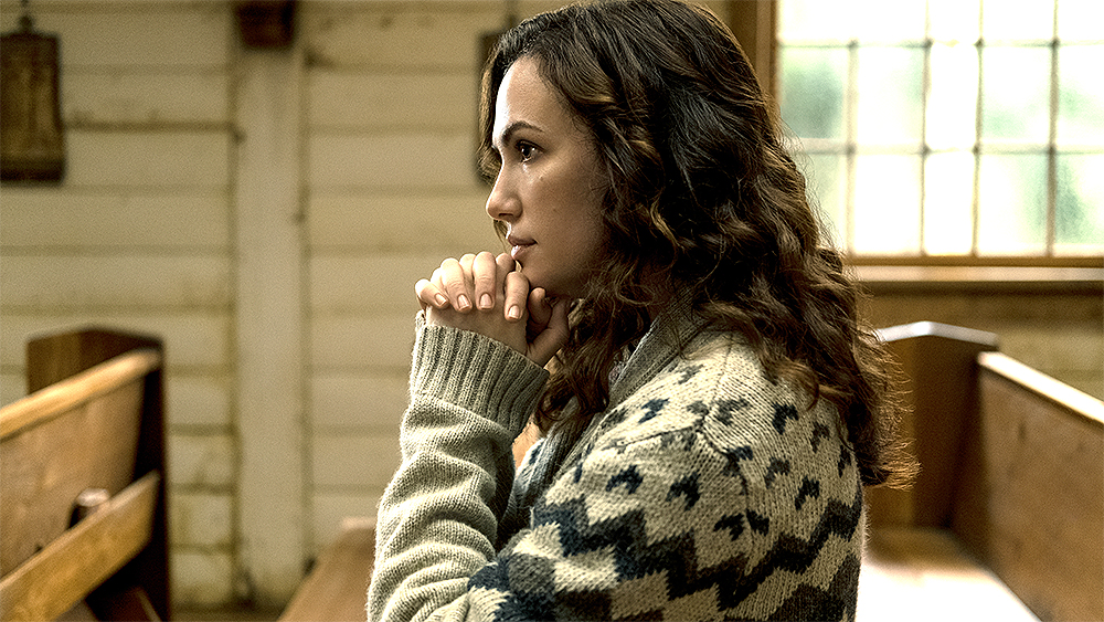 MIDNIGHT MASS (L to R) KATE SIEGEL as ERIN GREENE in episode 101 of MIDNIGHT MASS Cr. EIKE SCHROTER/NETFLIX © 2021