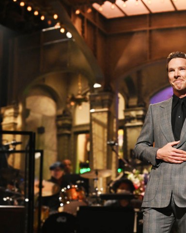 SATURDAY NIGHT LIVE -- “Benedict Cumberbatch, Arcade Fire” Episode 1824 -- Pictured: Host Benedict Cumberbatch during the monologue on Saturday, May 7, 2022 -- (Photo by: Will Heath/NBC)