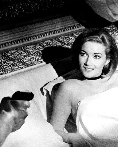 FROM RUSSIA WITH LOVE, Sean Connery (holding gun), Daniela Bianchi, 1963