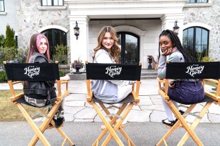 HONEY GIRLS, from left: Ava Grace, Frankie McNellis, Aliyah Mastin, on set, 2021.  ph: Ed Araquel /© Sony Pictures /Courtesy Everett Collection