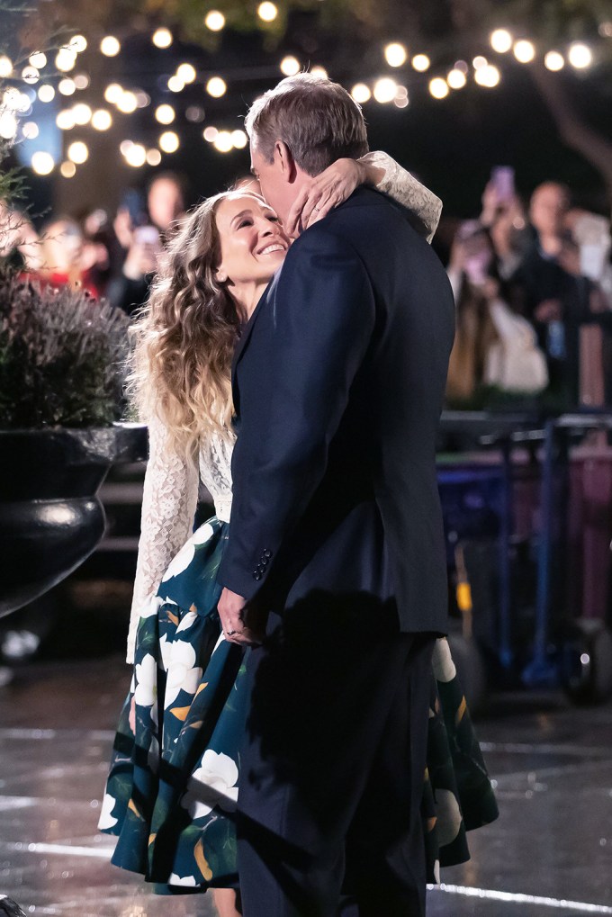 SJP Wraps Her Arms Around Chris Noth