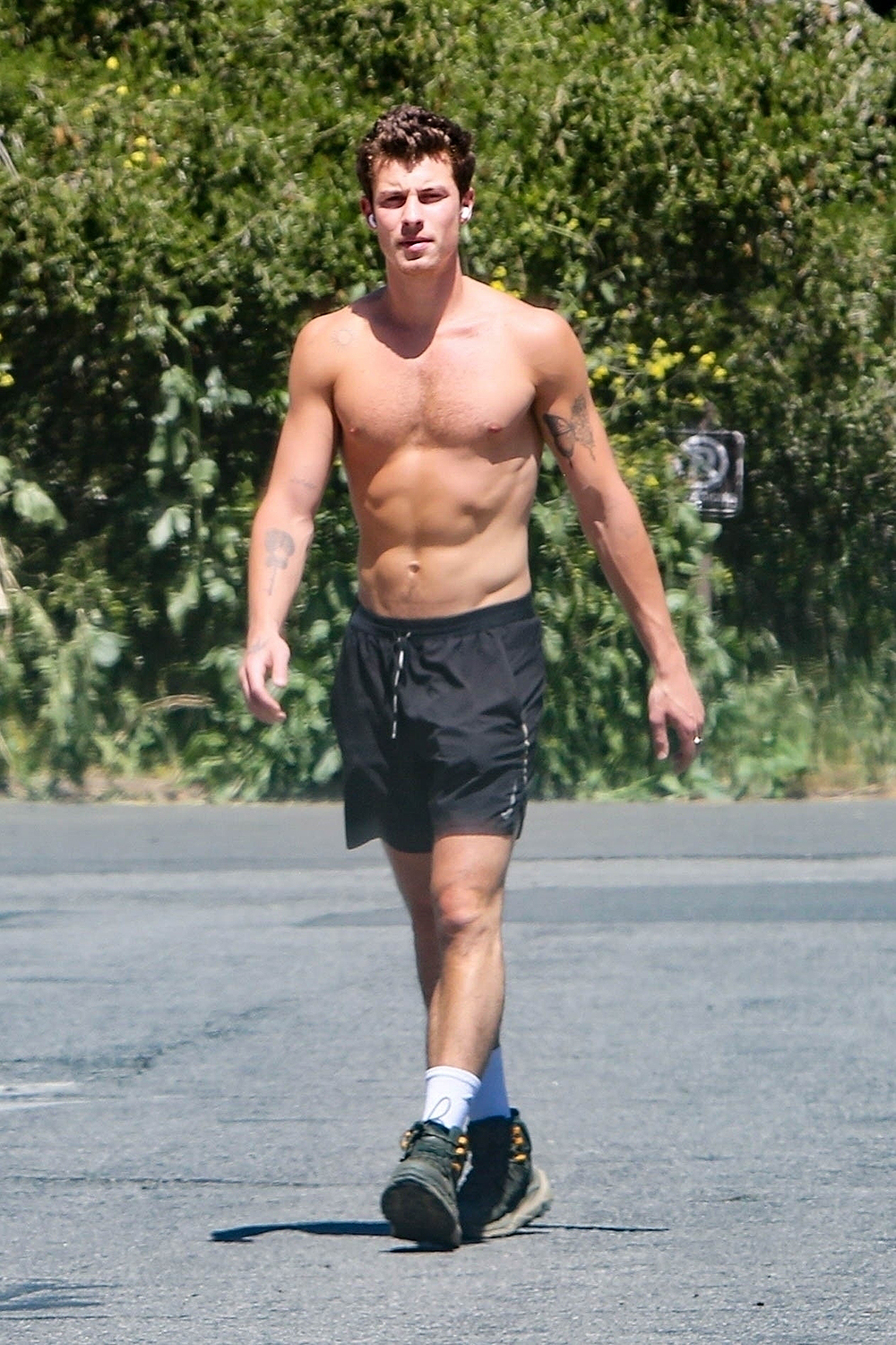 *EXCLUSIVE* A shirtless Shawn Mendes shows off his physique during a hike through the Hollywood Hills!