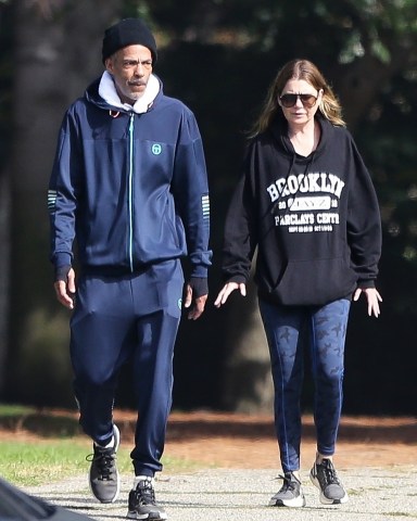 Los Feliz, CA  - *EXCLUSIVE*  - Ellen Pompeo and her husband Chris Ivery enjoy some fresh air while out for a Sunday morning hike in Los Feliz.Pictured: Chris Ivery, Ellen PompeoBACKGRID USA 7 NOVEMBER 2021 USA: +1 310 798 9111 / usasales@backgrid.comUK: +44 208 344 2007 / uksales@backgrid.com*UK Clients - Pictures Containing ChildrenPlease Pixelate Face Prior To Publication*