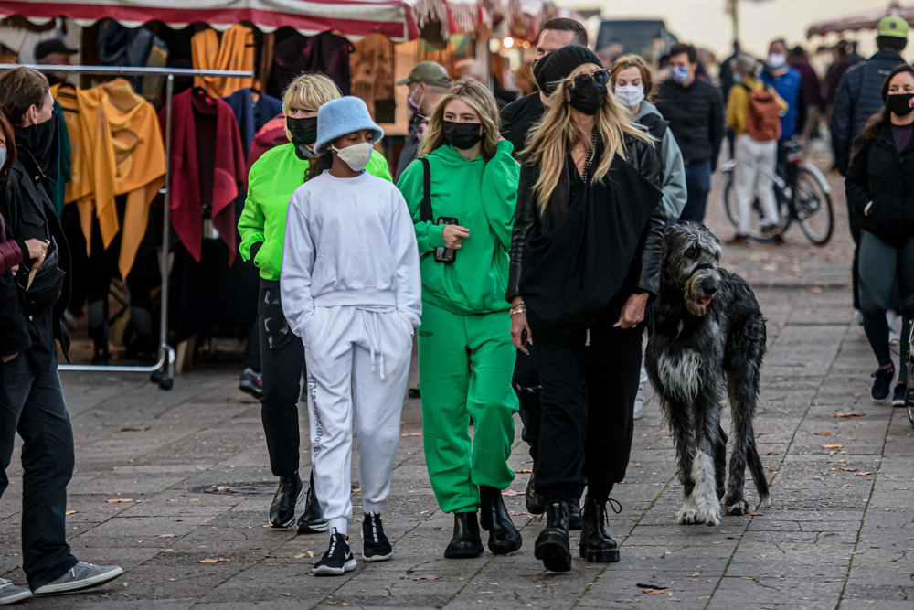 Erna Klum, Lou Sulola Samuel, Helene Leni Boshoven Samuel, Heidi Klum, Heidi Klum goes sightseeing with family in Berlin
Heidi Klum out and about, Berlin, Germany - 25 Oct 2020