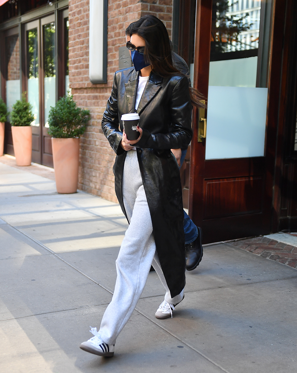 Kendall Jenner wears a black leather coat in New York City Pictured: Kendall Jenner Ref: SPL5488220 230922 NON-EXCLUSIVE Picture by: Robert O'Neil / SplashNews.com Splash News and Pictures USA: +1 310-525-5808 London: +44 (0)20 8126 1009 Berlin: +49 175 3764 166 photodesk@splashnews.com World Rights