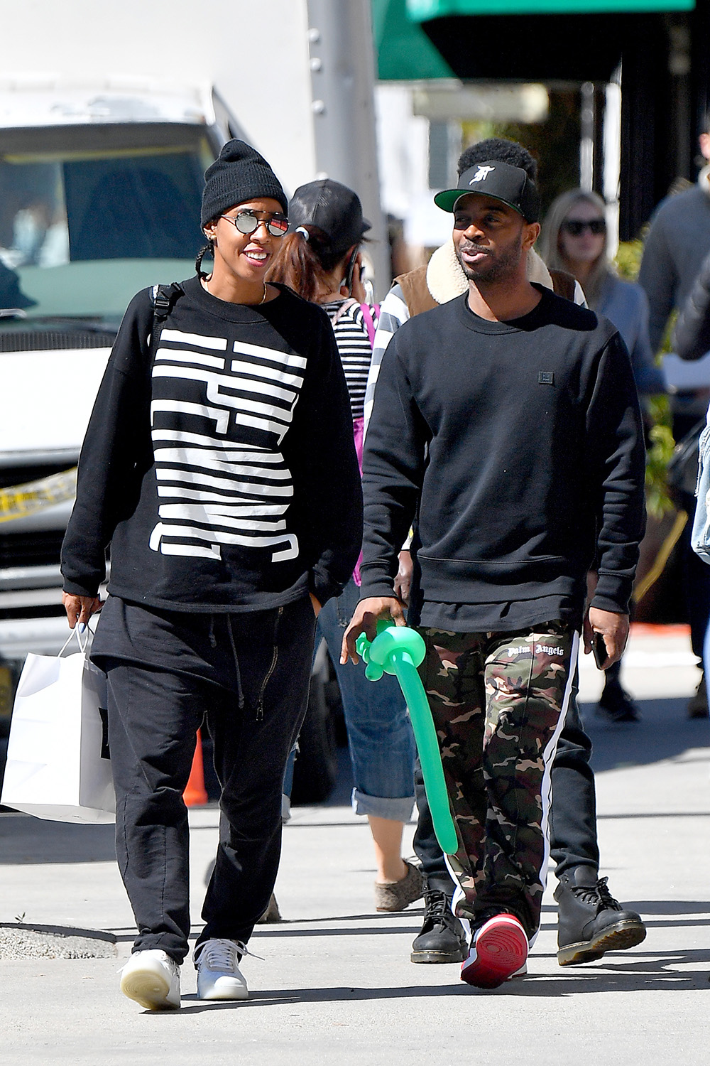 Kelly Rowland and her family enjoy a fun time at the Farmer's market