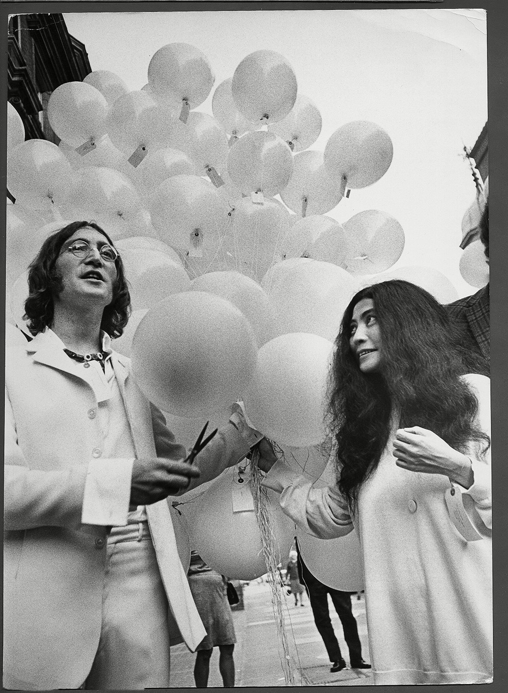 John Lennon And Yoko Ono With An Armful Of Balloons At The Opening Of His Art Exhibition ''you Are Here'' At The Robert Fraser Gallery In London. The Show Consisted Largely Of Charity Collecting Boxes. The Couple Married March 1969 1968