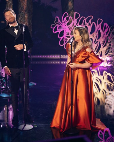 KELLY CLARKSON PRESENTS: WHEN CHRISTMAS COMES AROUND -- "Kelly Clarkson Presents: When Christmas Comes Around" -- Pictured: (l-r) Brett Eldredge, Kelly Clarkson -- (Photo by: Weiss Eubanks/NBC)