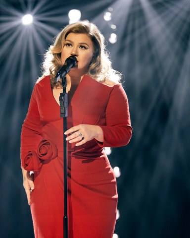 KELLY CLARKSON PRESENTS WHEN CHRISTMAS COMES AROUND -- Pictured: Kelly Clarkson -- (Photo by: Weiss Eubanks/NBC)