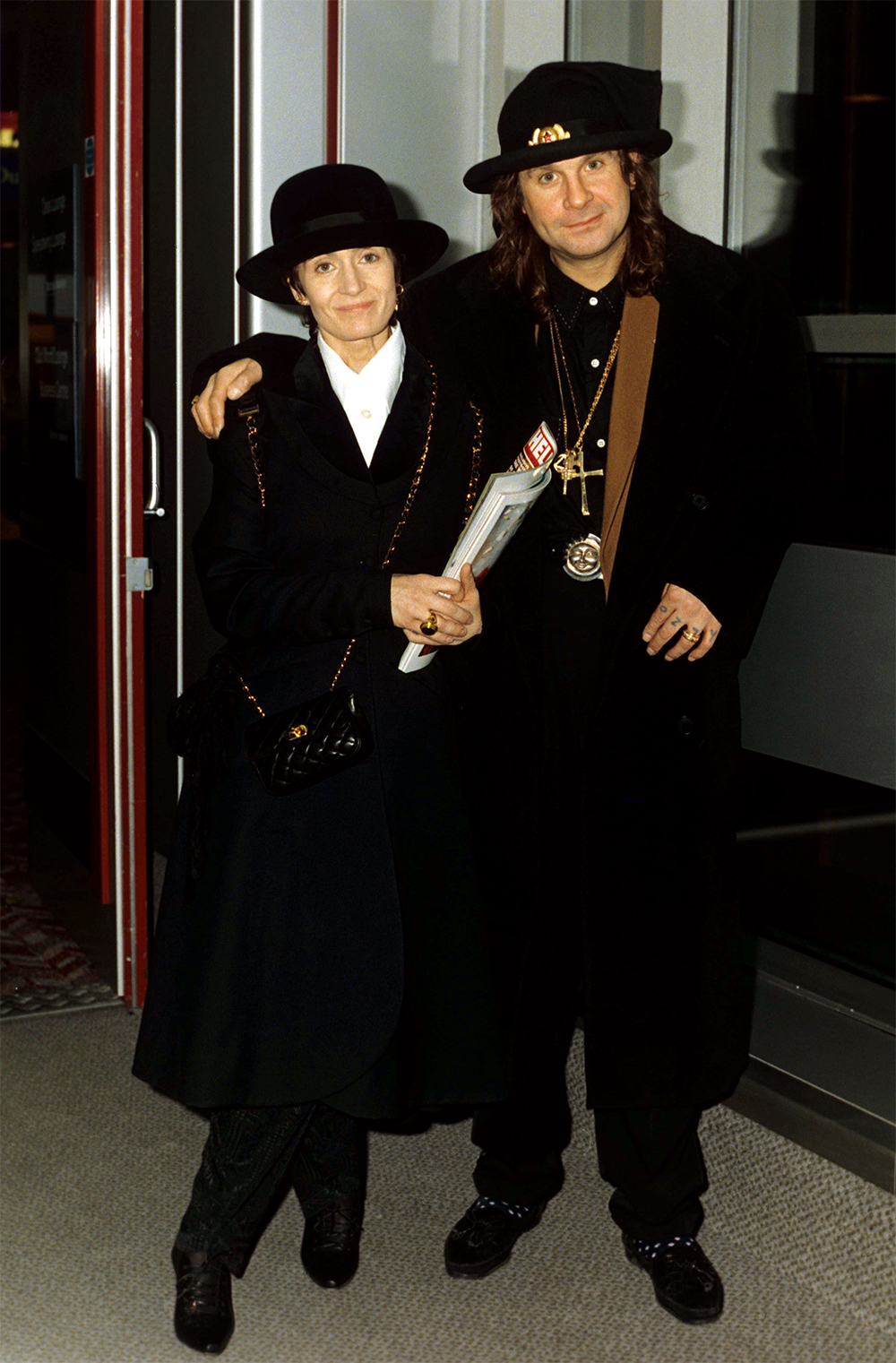 ARRIVALS AT HEATHROW AIRPORT, LONDON, BRITAIN - JAN 1991