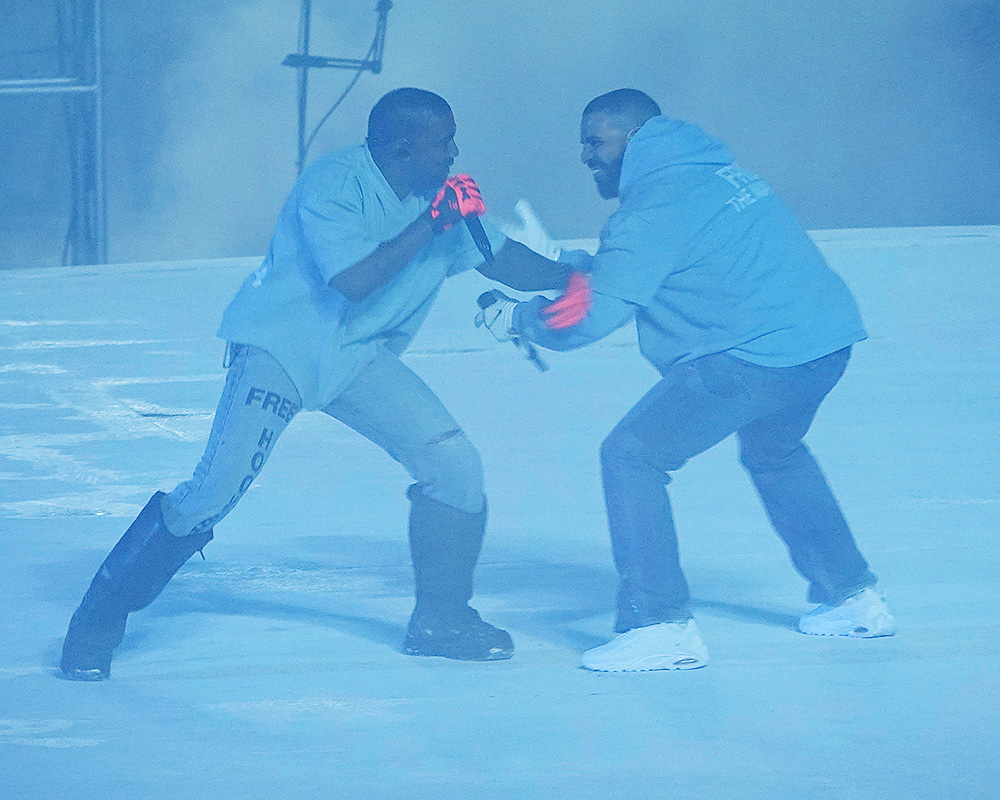 Los Angeles, CA  - Kanye Ye West and special guest Drake perform at the “Free Larry Hoover” Benefit Concert held at the LA Memorial Coliseum in Los Angeles.

Pictured: Kanye West, Drake

BACKGRID USA 9 DECEMBER 2021 

BYLINE MUST READ: ShotbyNYP / BACKGRID

USA: +1 310 798 9111 / usasales@backgrid.com

UK: +44 208 344 2007 / uksales@backgrid.com

*UK Clients - Pictures Containing Children
Please Pixelate Face Prior To Publication*