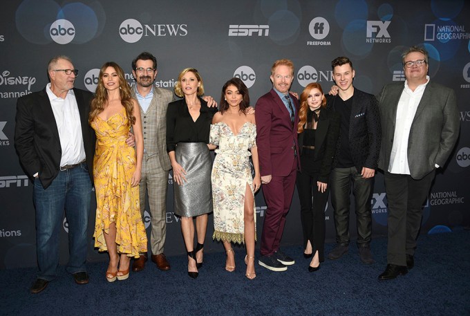 Julie Bowen Poses With The Cast Of ‘Modern Family’