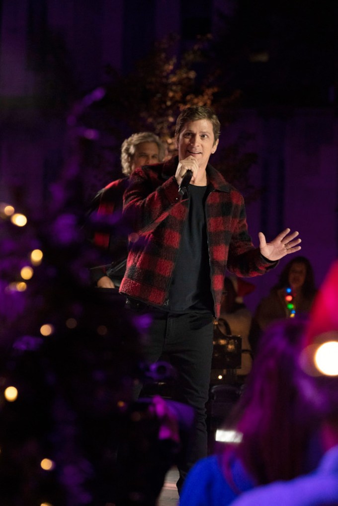 Rob Thomas rocks plaid to Rockefeller Center