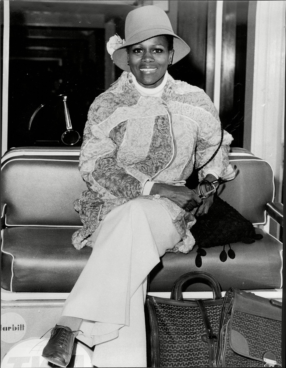 Actress Cicely Tyson At Heathrow Airport - 1973 
Actress Cicely Tyson At Heathrow Airport - 1973