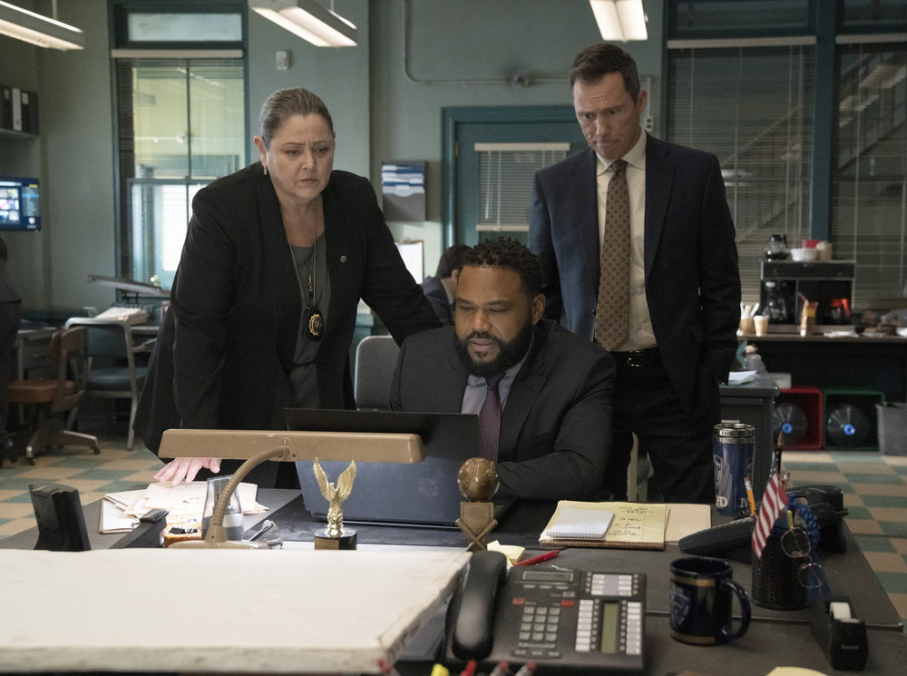 LAW & ORDER -- "The Right Thing" Episode 21001 -- Pictured: (l-r) Camryn Manheim as Lieutenant Kate Dixon, Anthony Anderson as Detective Kevin Bernard, Jeffrey Donovan as Detective Frank Cosgrove -- (Photo by: Virginia Sherwood/NBC)