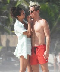 Nina Dobrev and Shaun White playng volleyball with friends in Tulum Beach, Mexico. 22 Aug 2020 Pictured: Nina Dobrev. Shaun White. Photo credit: BROADIMAGE/MEGA TheMegaAgency.com +1 888 505 6342 (Mega Agency TagID: MEGA695815_006.jpg) [Photo via Mega Agency]