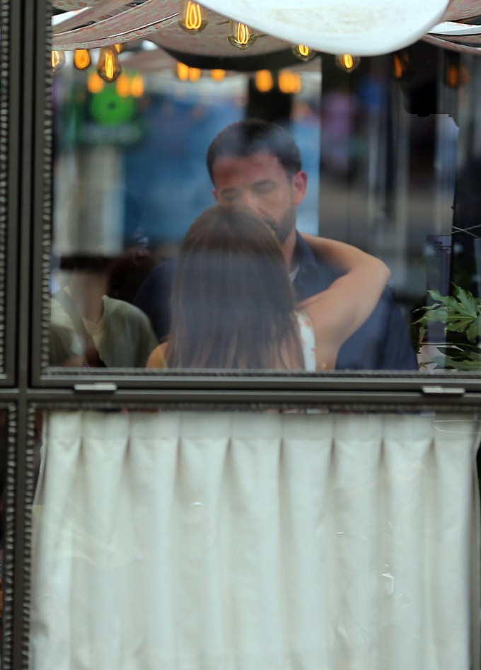 Jennifer Lopez & Ben Affleck Kiss On The Seine River