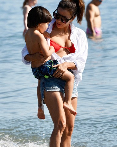 Eva Longoria hits the beach with her husband José Bastón and their 4 year old son Santiago Enrique Bastón while on vacation in Marbella, Spain **SPECIAL INSTRUCTIONS*** Please pixelate children's faces before publication.***. 15 Oct 2022 Pictured: Eva Longoria hits the beach with José Bastón and their 4 year old son Santiago Enrique Bastón while on vacation in Marbella, Spain. Photo credit: MEGA TheMegaAgency.com +1 888 505 6342 (Mega Agency TagID: MEGA907858_019.jpg) [Photo via Mega Agency]