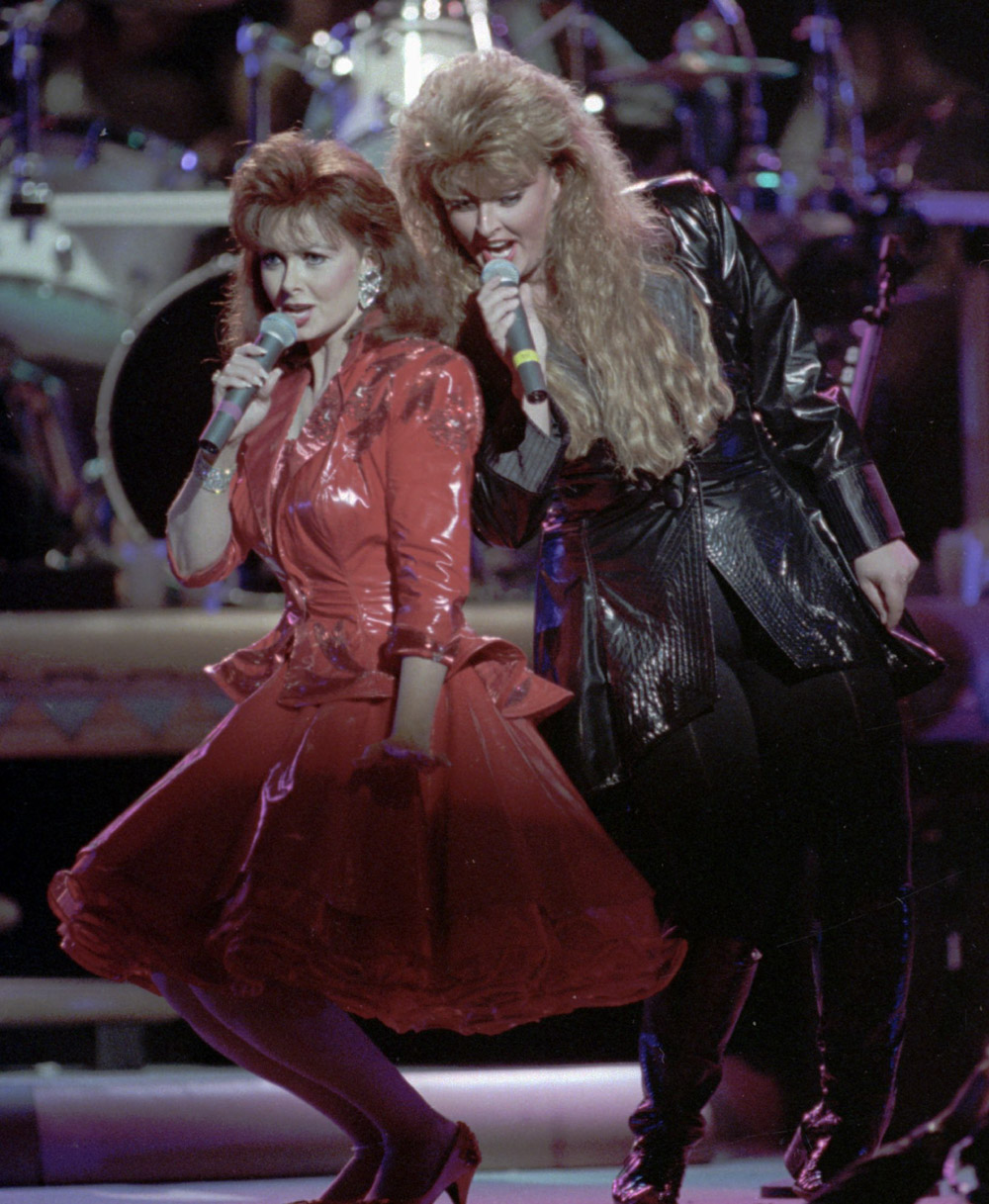 JUDD Naomi Judd, left, and daughter Wynonna perform their farewell concert Wednesday night in Murfreesboro, Tenn. Naomi is leaving the successful country duo due to chronic hepatitis
THE JUDDS, MURFREESBORO, USA