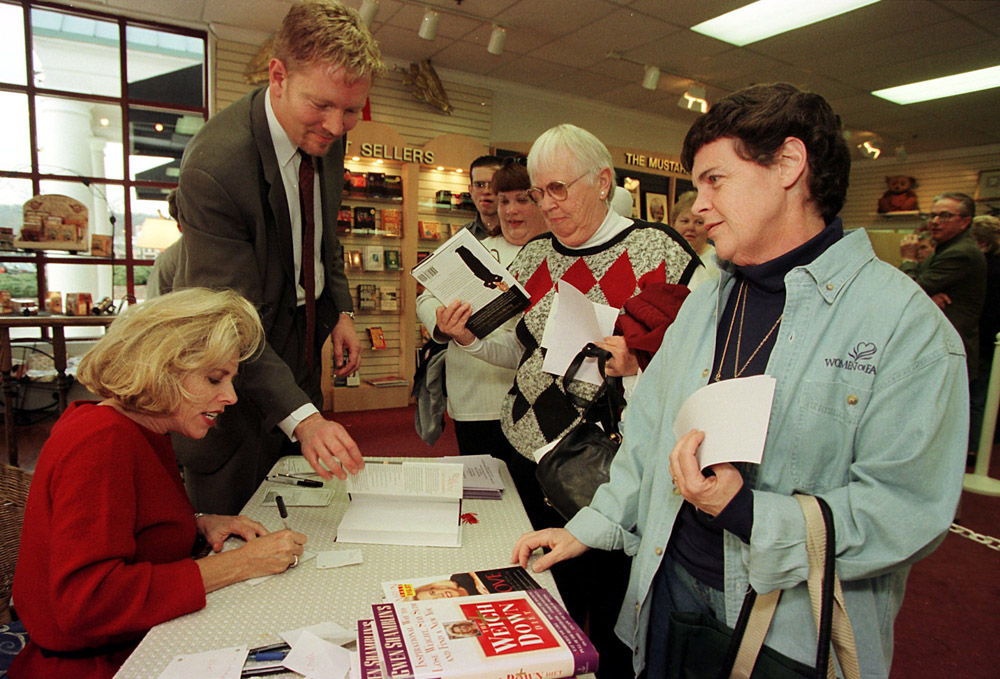 KRT RELIGION STORY SLUGGED: GODDIET KRT PHOTOGRAPH BY BARBARA JOHNSTON/PHILADELPHIA INQUIRER (KRT115- January 19) Gwen Shamblin autographs her book "Rise Above" for Shirley Kaylor (right) as Kaylor's friend, Elaine Sweigart, waits. Rob Birkhead assists Shamblin. (PH) PL KD 2000 (Horiz) (lde)  Newscom/(Mega Agency TagID: krtphotos020408.jpg) [Photo via Mega Agency]