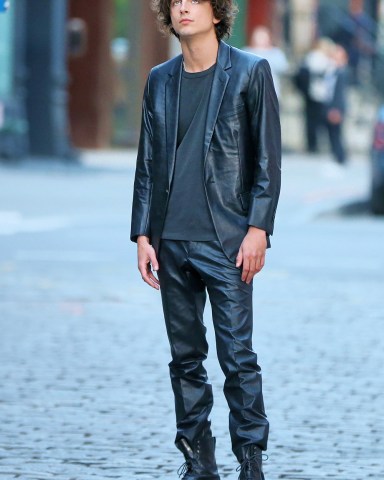 Timothee Chalamet films a Chanel commercial wearing all black in New York City

Pictured: Timothee Chalamet
Ref: SPL5538726 190423 NON-EXCLUSIVE
Picture by: Christopher Peterson / SplashNews.com

Splash News and Pictures
USA: +1 310-525-5808
London: +44 (0)20 8126 1009
Berlin: +49 175 3764 166
photodesk@splashnews.com

World Rights